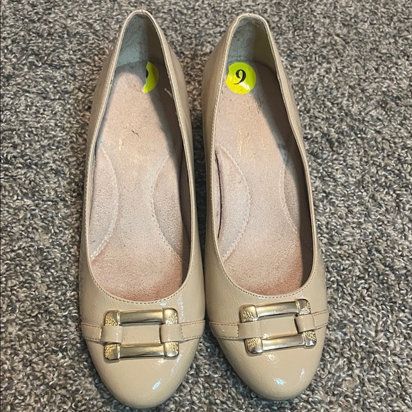 AEROSOLES Beige Flats with Gold Buckle SIZE 9 - Picture 2 of 14